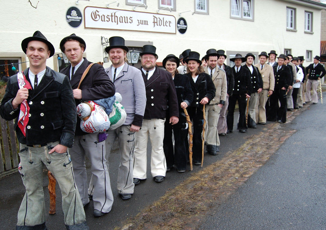 Wandergesellinnen und Wandergesellen in traditioneller Kluft bei einem Treffen in Bad Kissingen