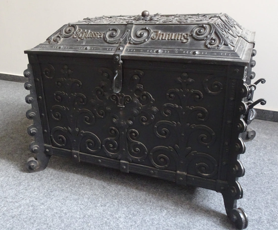 Historische Zunftlade der Schlosser-Innung Berlin mit kunstvollen Metallbeschlägen