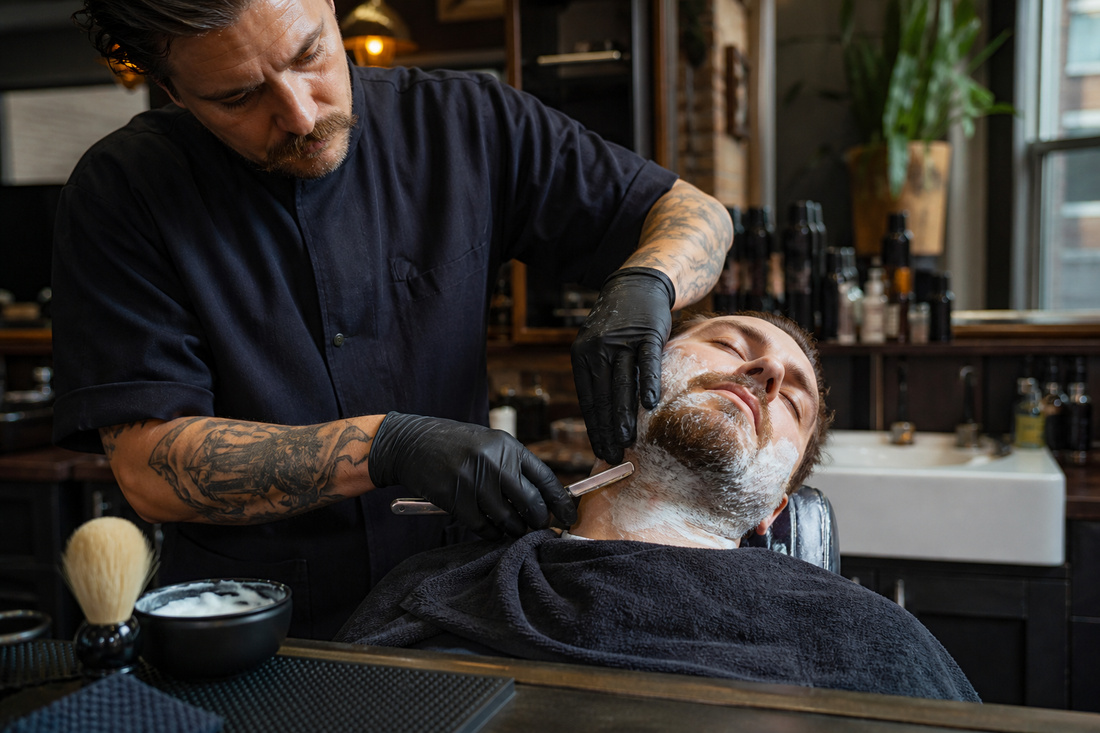 Barbier bei einer fachgerechten Nassrasur