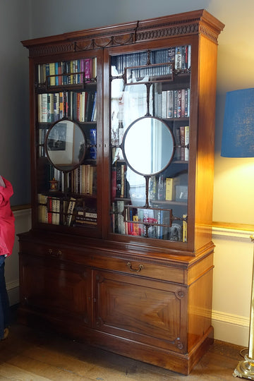 Mahagonikabinett von Thomas Chippendale in Harewood House; ein zuverlässig authentifiziertes Porträt des Meisters ist nicht bekannt.