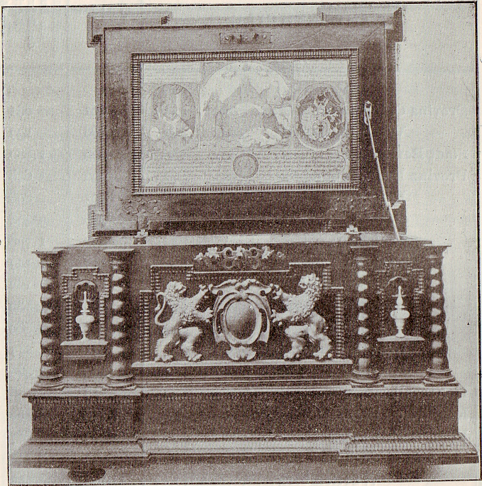 Geöffnete historische Zunftlade der Kürschnerzunft von Salzburg